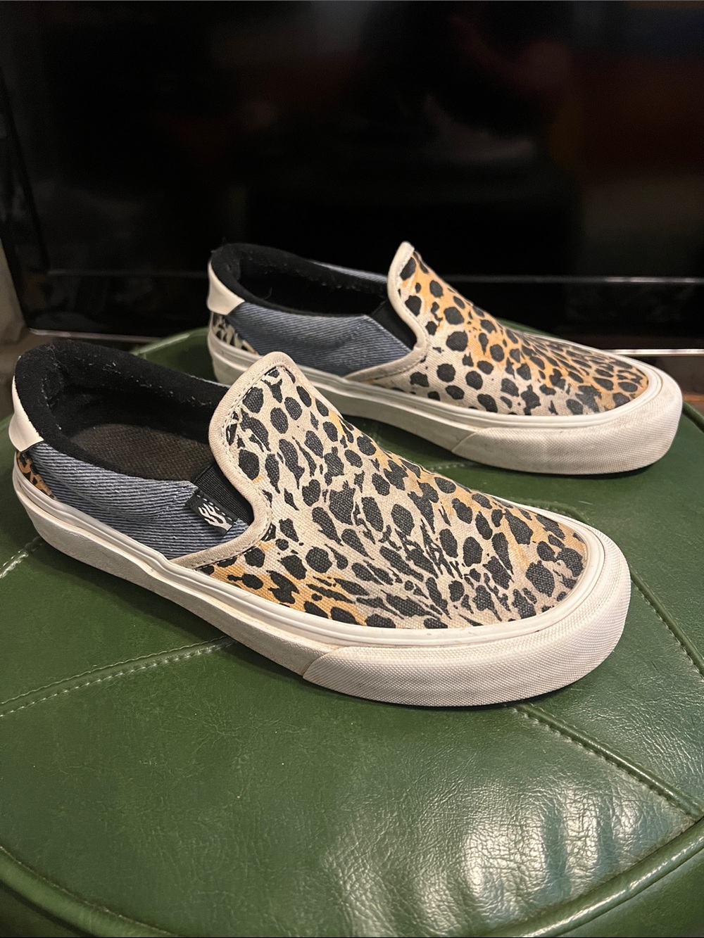 STRAYE CLASSIC SLIP ONS LIMITED EDITION  STRAIGHT SAVAGE ANIMAL PACK SIZE 9.5